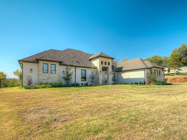 view of front of house featuring a front yard