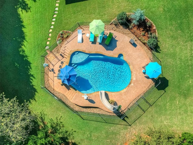 view of swimming pool