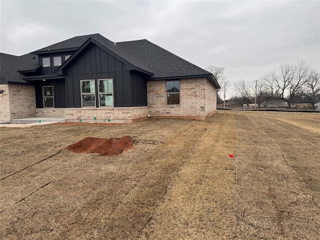 view of front of house featuring a front lawn