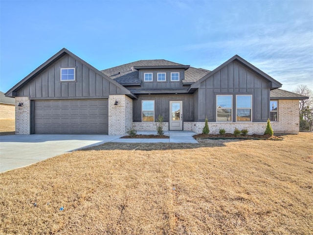 view of front of property featuring a garage and a front yard