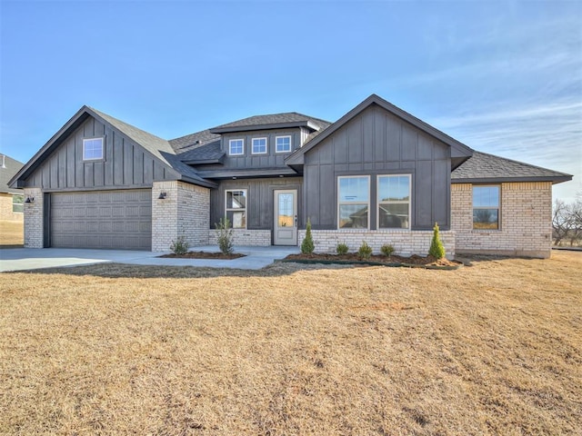 view of front facade featuring a garage and a front lawn