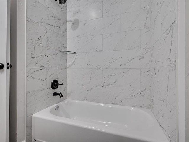 bathroom featuring tiled shower / bath