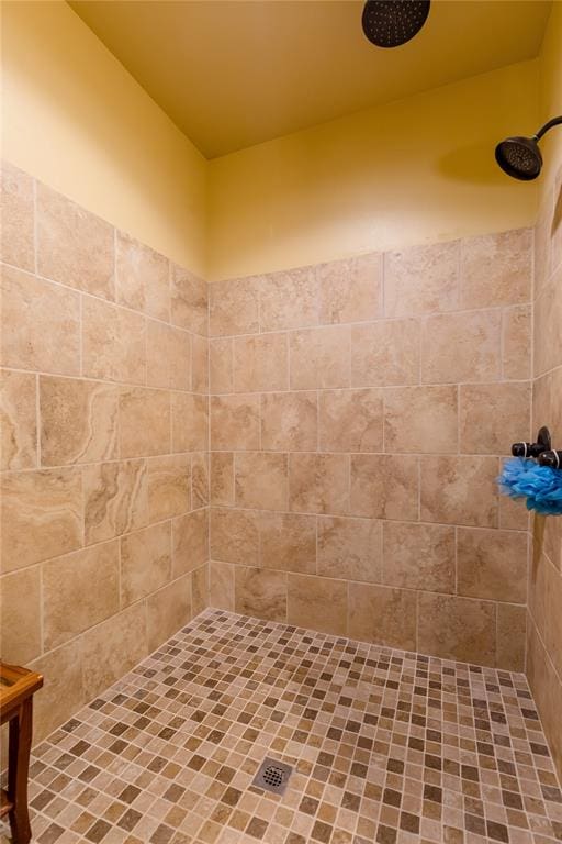 bathroom featuring tiled shower