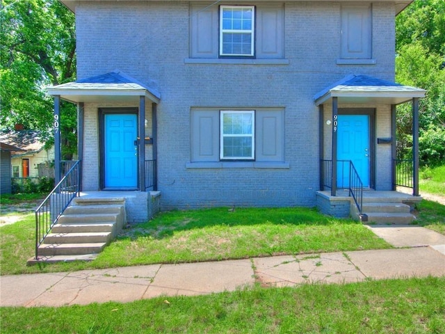 view of front facade featuring a front lawn