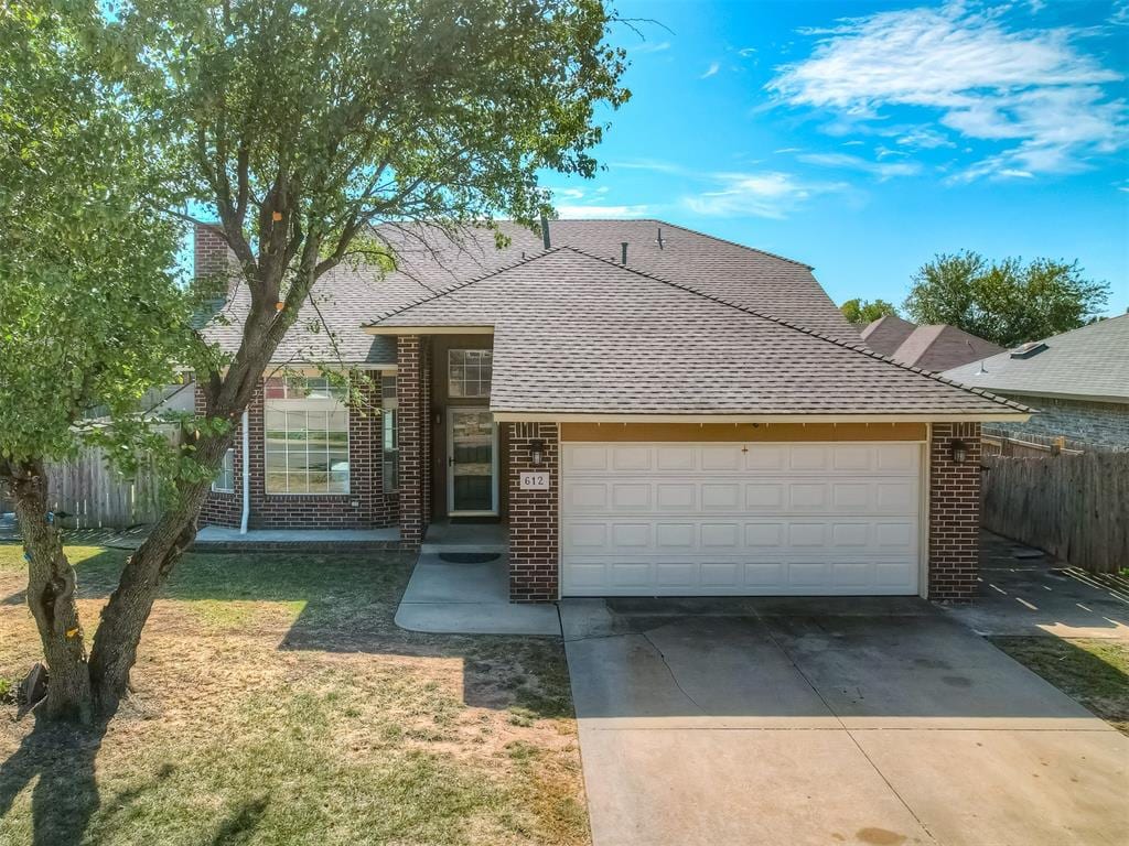 view of front of home featuring a front yard and a garage