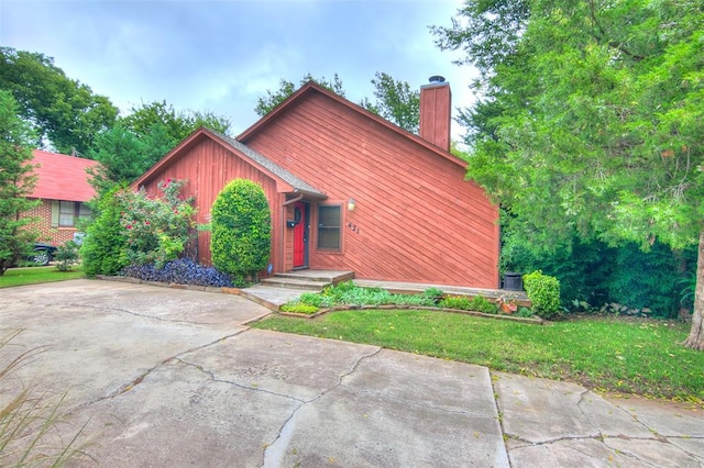 view of front of property with a front yard