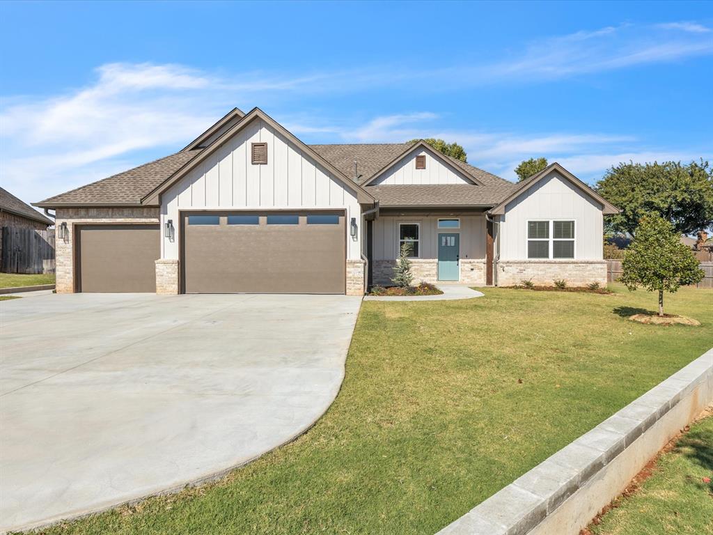 view of front facade featuring a garage and a front lawn