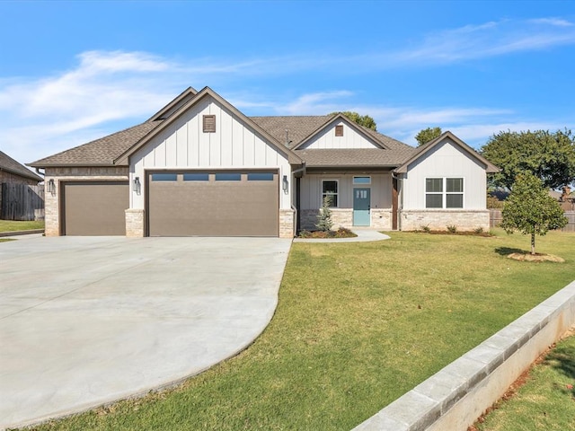 view of front facade featuring a garage and a front lawn