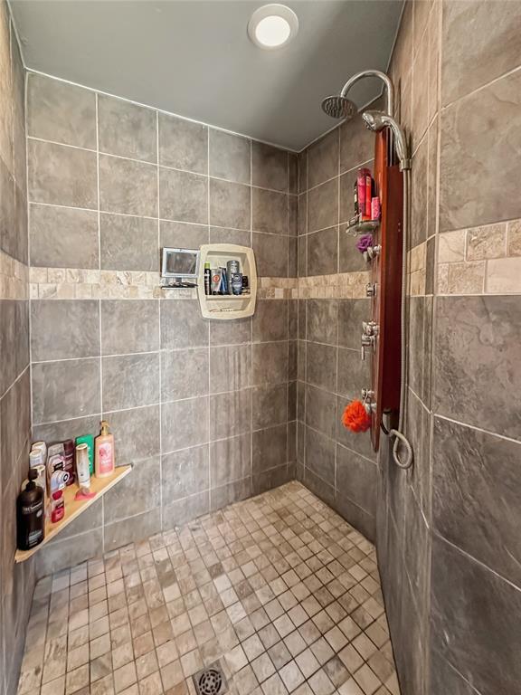 bathroom featuring a tile shower