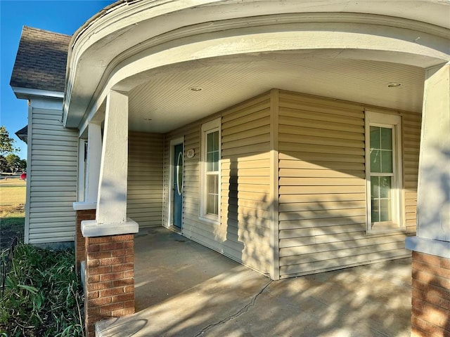 entrance to property featuring covered porch