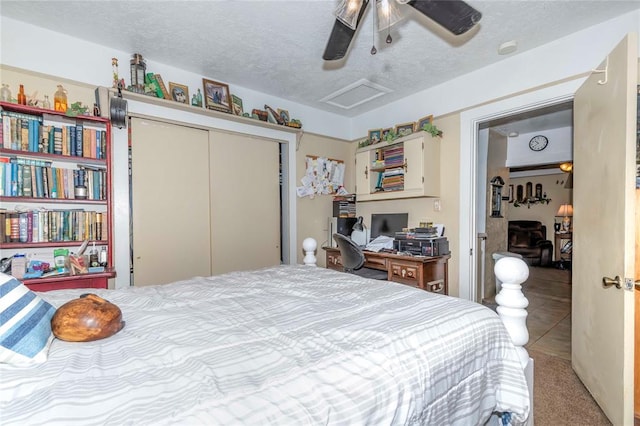 bedroom with carpet flooring, ceiling fan, a textured ceiling, and a closet