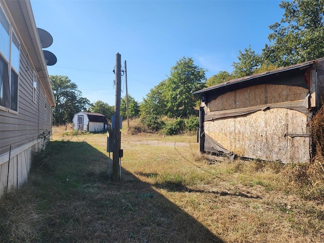 view of yard featuring a storage unit