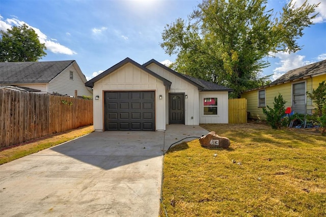 view of front of home featuring a front yard