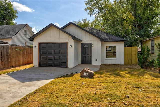 view of front facade featuring a garage and a front yard