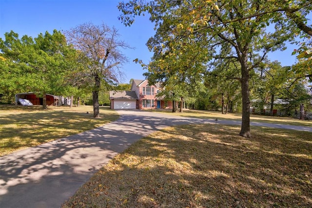 view of front of property featuring a front yard