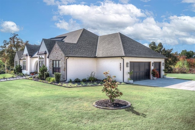 view of front of house featuring a front lawn and a garage