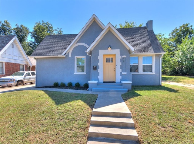 view of front facade with a front lawn