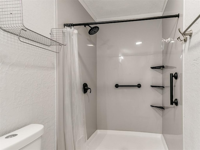 bathroom featuring toilet and curtained shower