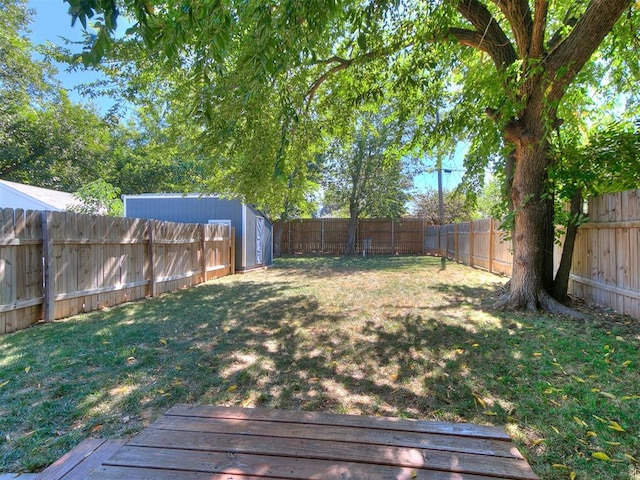 view of yard featuring a storage shed