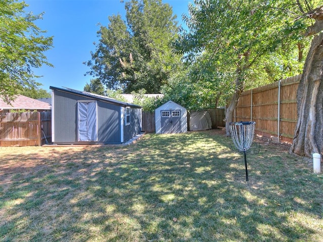 view of yard featuring a storage unit