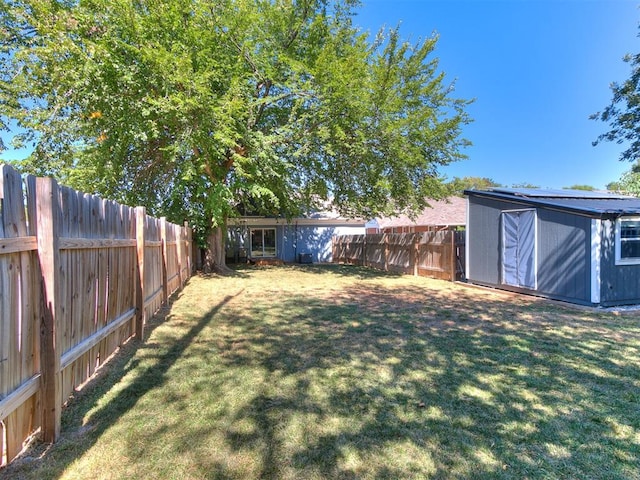 view of yard featuring a storage shed