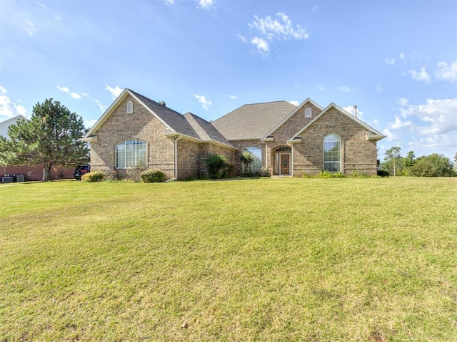 view of front of home featuring a front yard