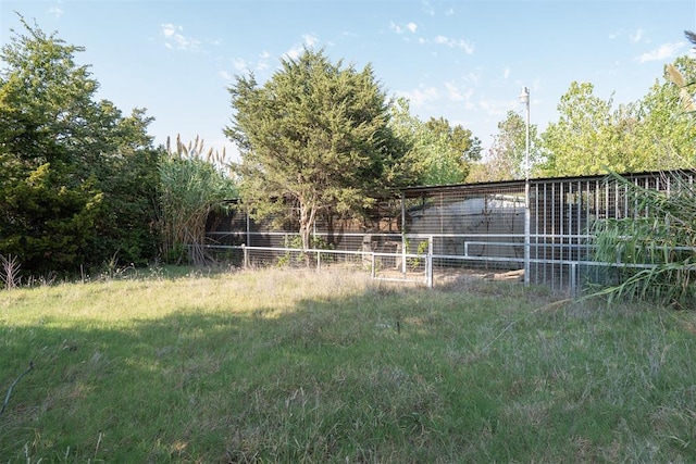 view of yard featuring an outdoor structure