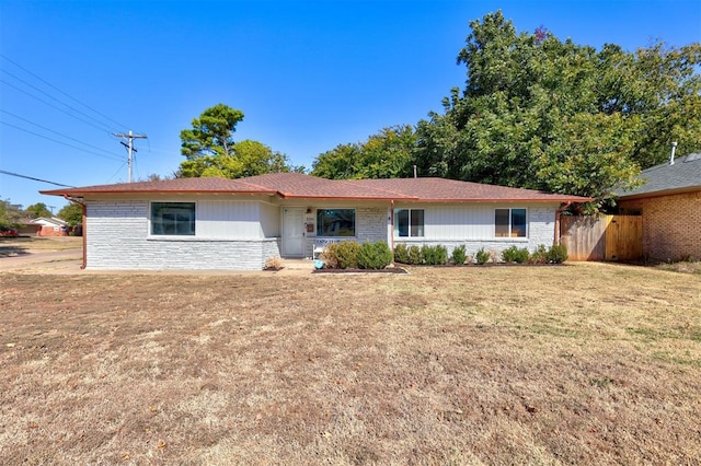 ranch-style home featuring a front lawn