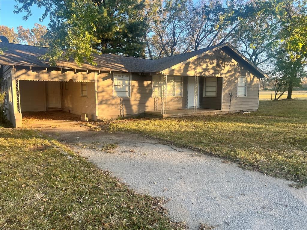 view of front of property featuring a front yard