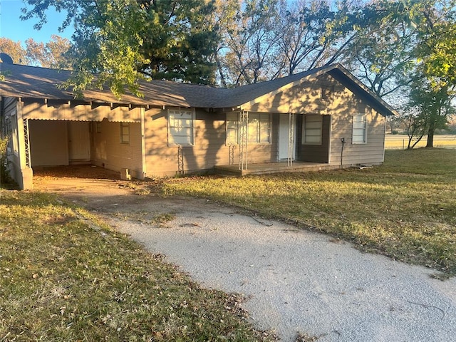 view of front of property featuring a front yard