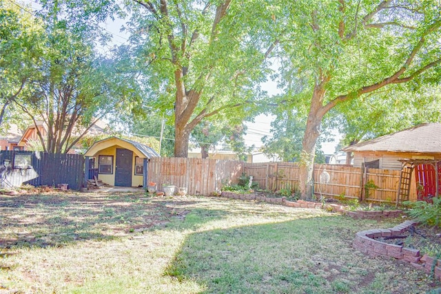 view of yard featuring an outdoor structure