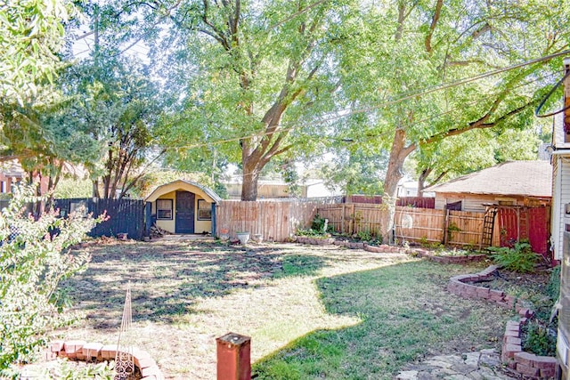 view of yard with an outbuilding