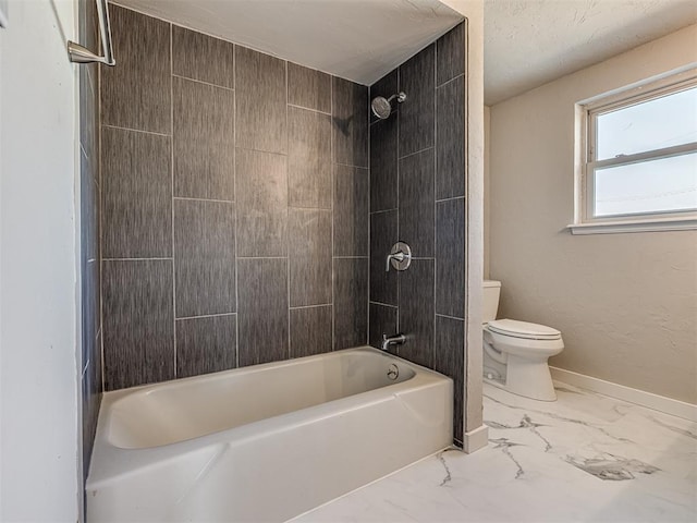 bathroom with toilet and tiled shower / bath