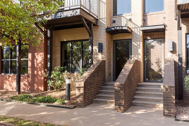 entrance to property featuring a balcony