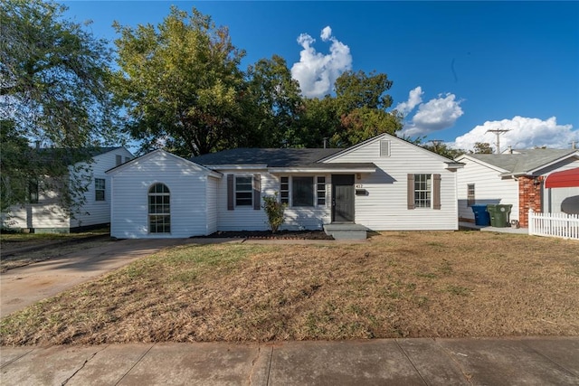 ranch-style home featuring a front lawn