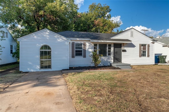 single story home with a front yard