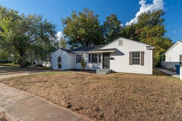 single story home with a front lawn