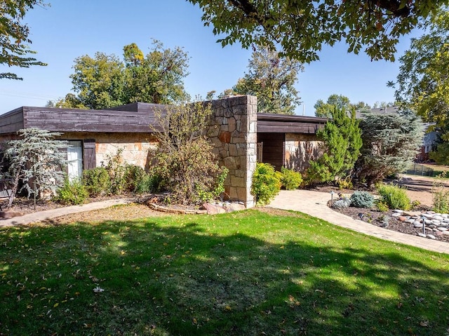 view of front of property featuring a front lawn