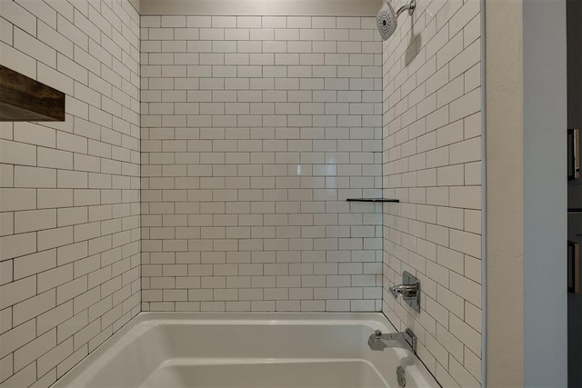 bathroom with tiled shower / bath