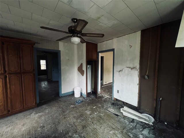 unfurnished room featuring ceiling fan