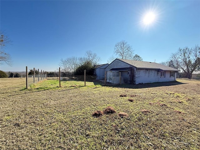 view of yard featuring a rural view