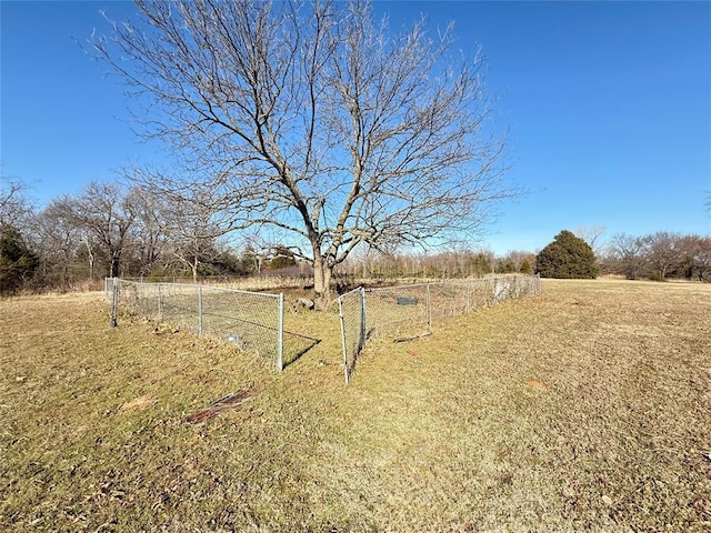 view of yard featuring a rural view