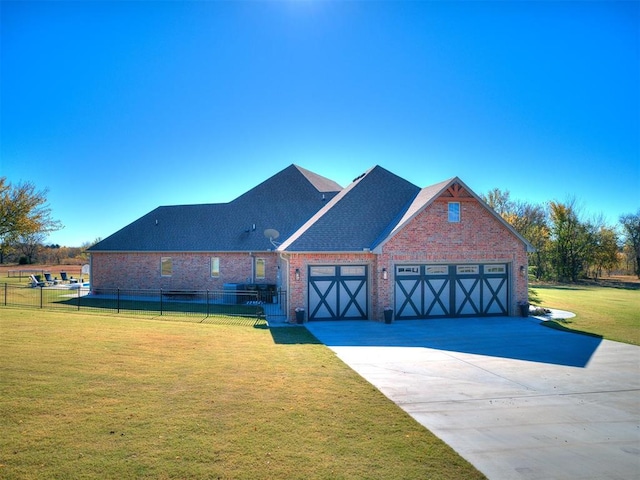 view of front of house featuring a front lawn and a garage