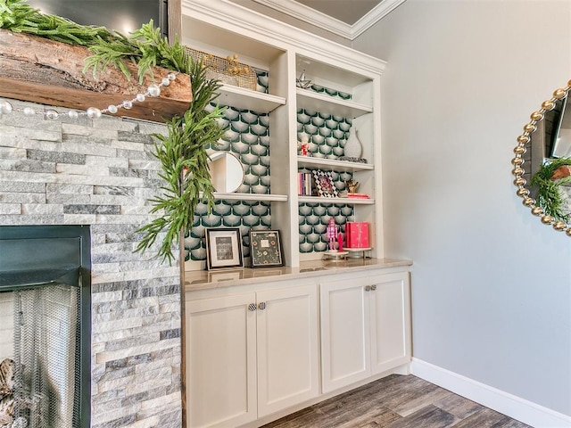bar with crown molding, baseboards, and wood finished floors