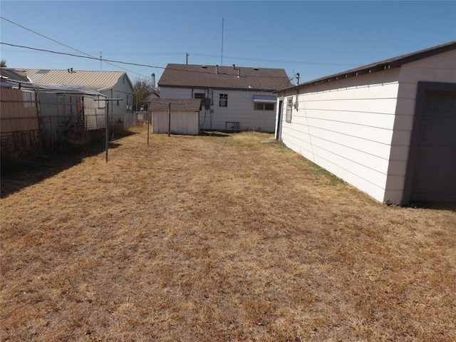 view of yard with an outdoor structure