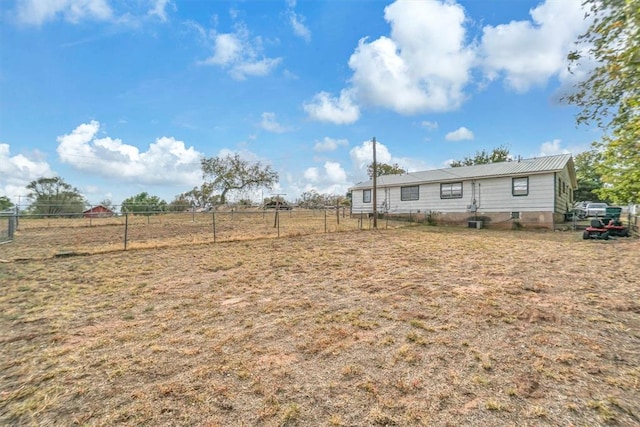 view of yard featuring a rural view