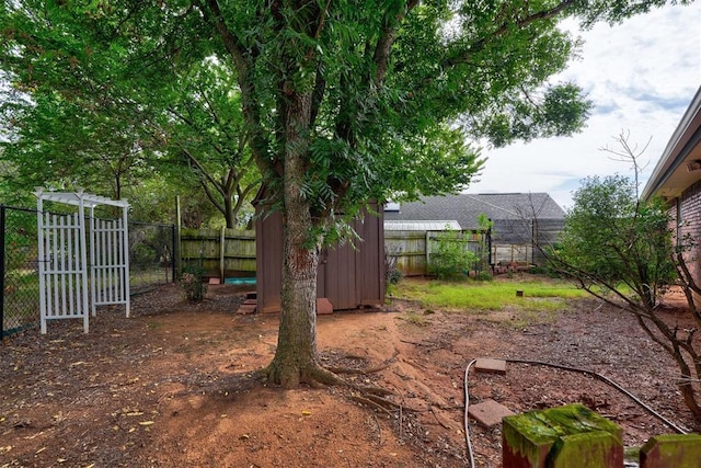 view of yard with a storage shed