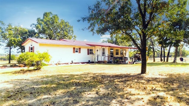 view of front of home featuring a front lawn