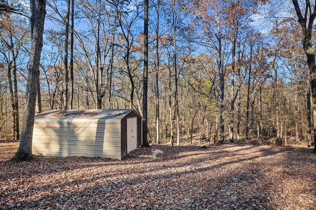 view of yard featuring a shed