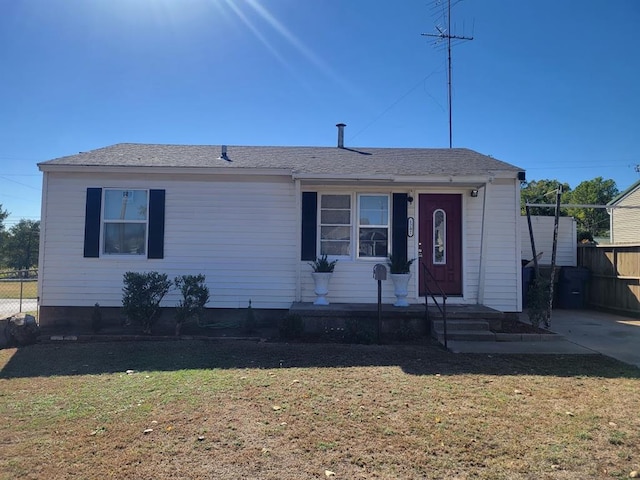 view of front of property featuring a front yard